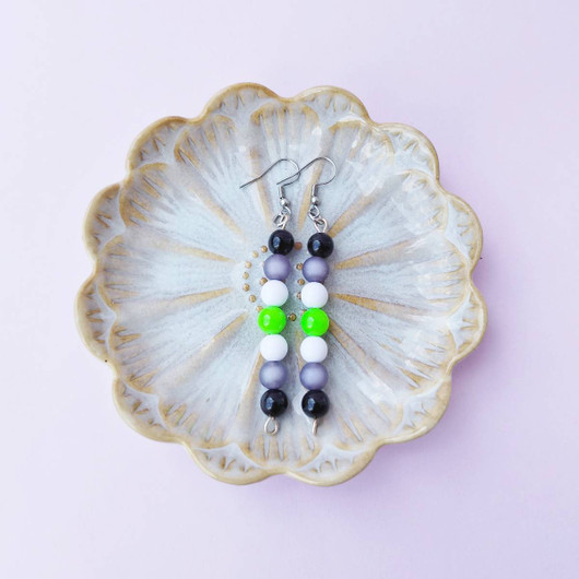 Pride helmikorvakorut, agender-lipun väreissä. 