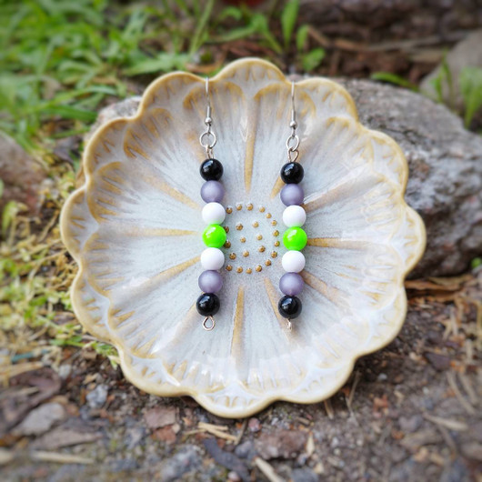 Pride helmikorvakorut, agender-lipun väreissä. 