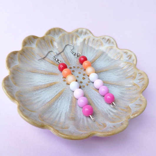 Pride helmikorvakorut, lesbo-lipun väreissä. 