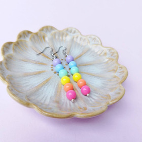 Pride helmikorvakorut,sateenkaari-lipun väreissä. 