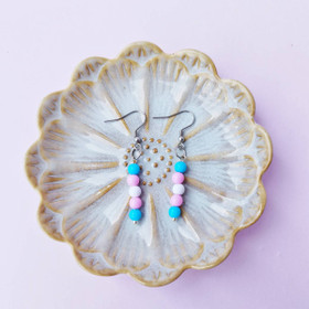 Pride helmikorvakorut, transsukupuolinen-lipun väreissä. 