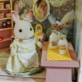 Posliini maljakko nukkekotiin