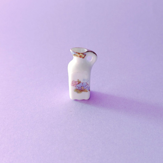 Posliini kannu nukkekotiin