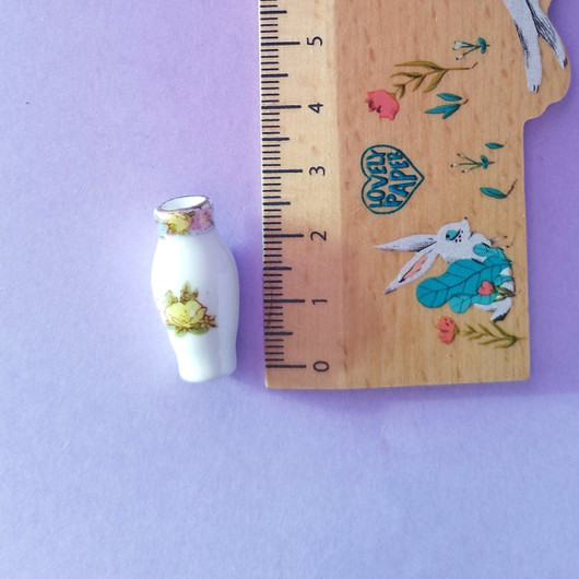 Posliini maljakko nukkekotiin