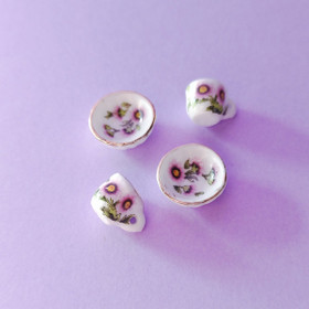 Kukkamukit ja kulhot nukkekotiin.