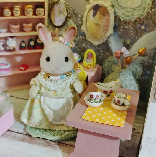 Kukkamukit ja kulhot nukkekotiin.