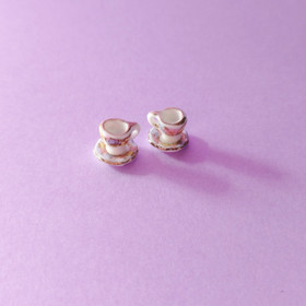 Kahvikupit lautasilla 