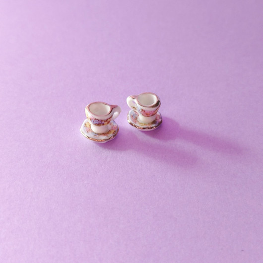 Kahvikupit lautasilla 