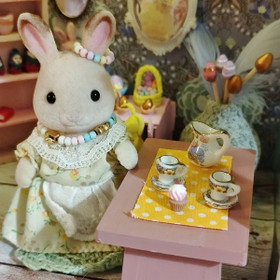 Kahvikupit lautasilla 