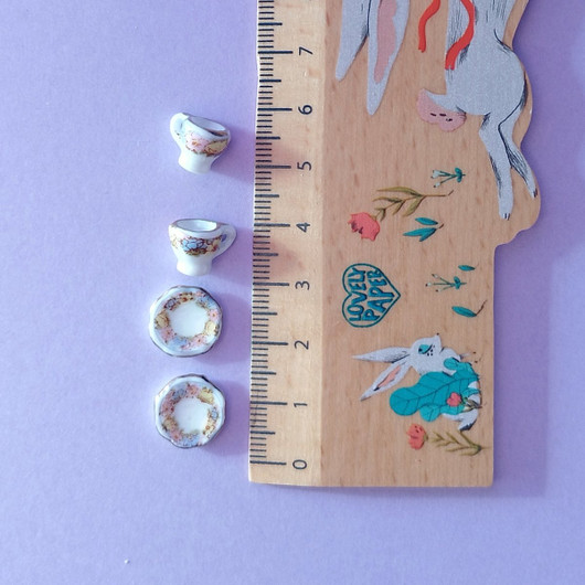 Kahvikupit lautasilla 