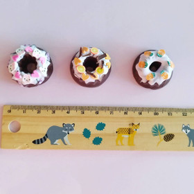 Kuivakakku nukkekotiin, kolme eri kuorrutetta