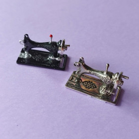 Metallinen ompelukone, valittavana kaksi väriä