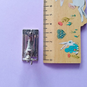 Metallinen ompelukone, valittavana kaksi väriä