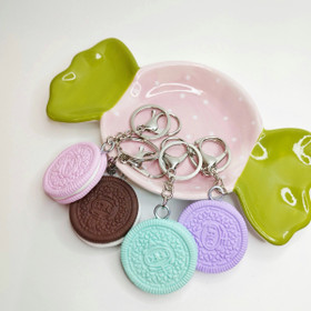 Täytekeksi avainkorut pastellisävyissä