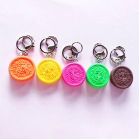 Täytekeksi avainkorut kirkkaissa väreissä