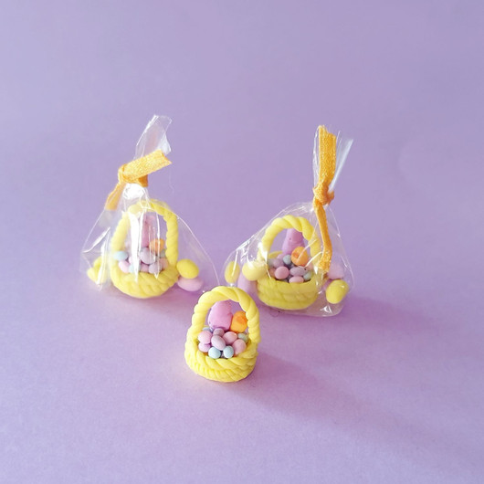 Pääsiäiskori nukkekotiin.