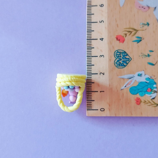 Pääsiäiskori nukkekotiin.