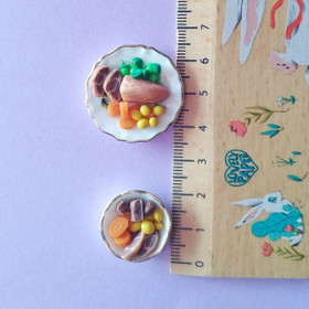 Paistia ja perunoita lautasella.