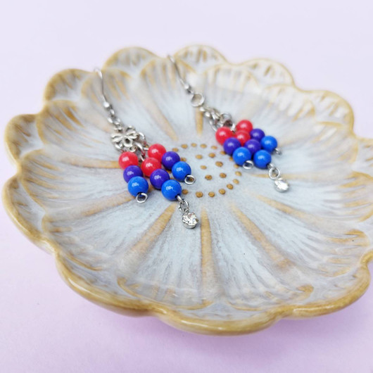 Pride korvakorut, biseksuaali-lipun väreissä.