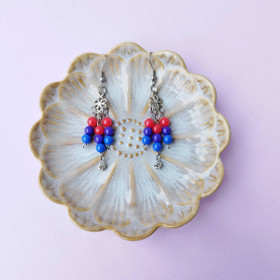 Pride korvakorut, biseksuaali-lipun väreissä.