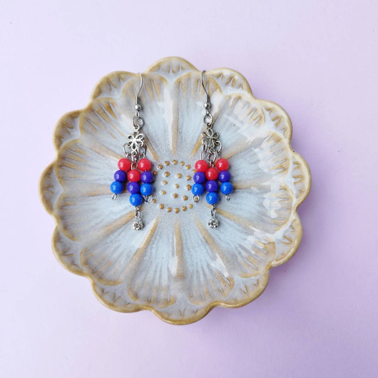 Pride korvakorut, biseksuaali-lipun väreissä.