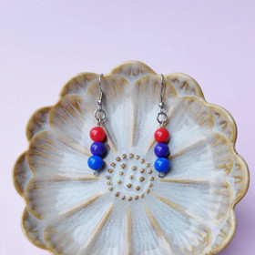 Pride helmikorvakorut, biseksuaali-lipun väreissä. 