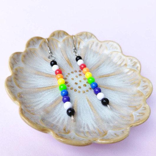 Pride helmikorvakorut, heteroliitto-lipun väreissä. 