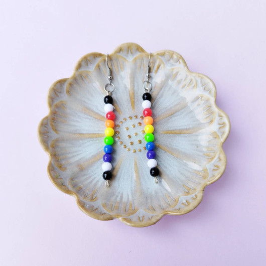 Pride helmikorvakorut, heteroliitto-lipun väreissä. 