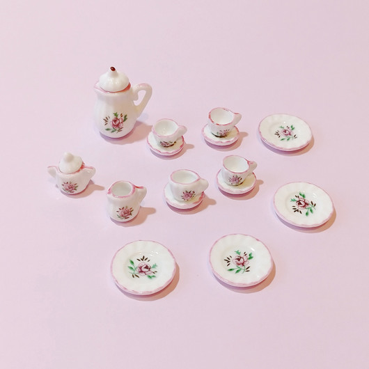  Roosan sävyinen posliiniastiasto nukkekotiin