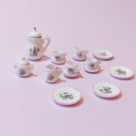  Roosan sävyinen posliiniastiasto nukkekotiin