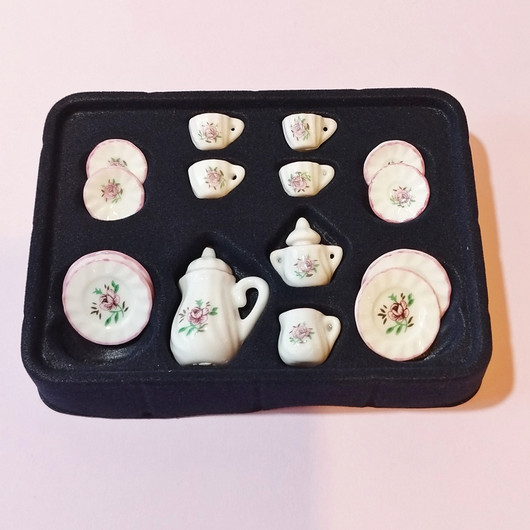  Roosan sävyinen posliiniastiasto nukkekotiin