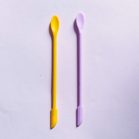 Kaksipäinen silikonikaavin