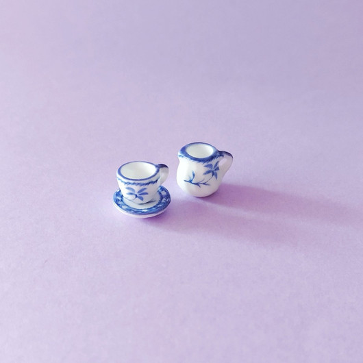 Sinikukallinen posliinikannu ja muki