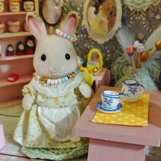 Sinikukallinen posliinikannu ja muki