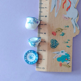 Sinikukallinen posliinikannu ja muki