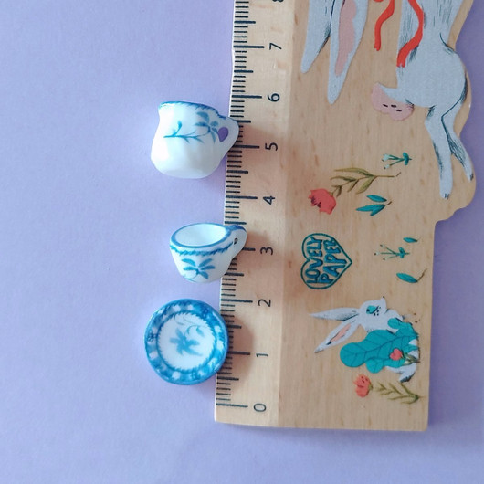 Sinikukallinen posliinikannu ja muki