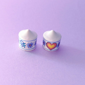 Sinikukalliset sydänpurkit nukkekotiin