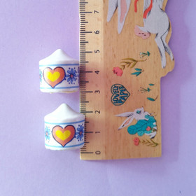 Sinikukalliset sydänpurkit nukkekotiin