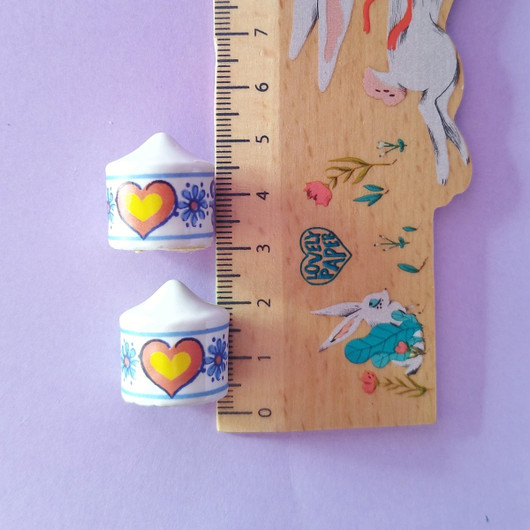 Sinikukalliset sydänpurkit nukkekotiin