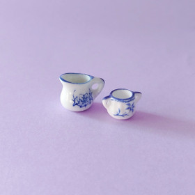 Siniset posliinikannut nukkekotiin