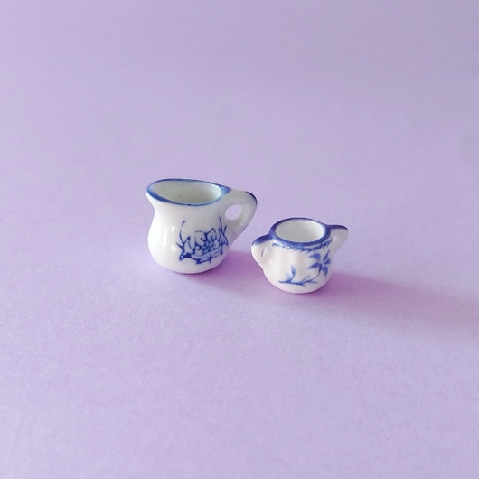 Siniset posliinikannut nukkekotiin