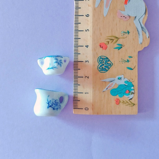 Siniset posliinikannut nukkekotiin