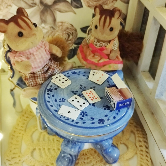 Pelikortit nukkekotiin