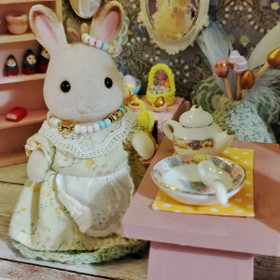 Tarjoilukulho ja kauha nukkekotiin