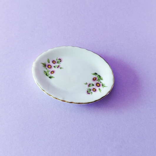 Iso kukallinen tarjoiluvati nukkekotiin