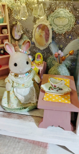 Matala kukallinen tarjotin nukkekotiin.