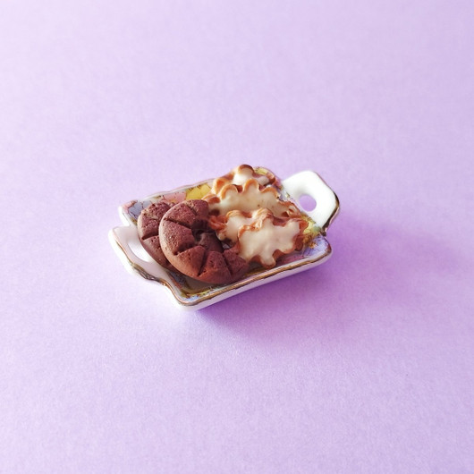 Posliini tarjotin nukkekotiin