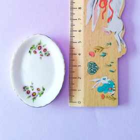 Iso kukallinen tarjoiluvati nukkekotiin