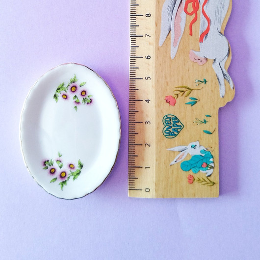 Iso kukallinen tarjoiluvati nukkekotiin