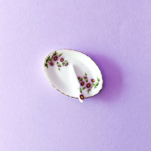 Kukallinen tarjoiluvati ja veitsi, nukkekotiin